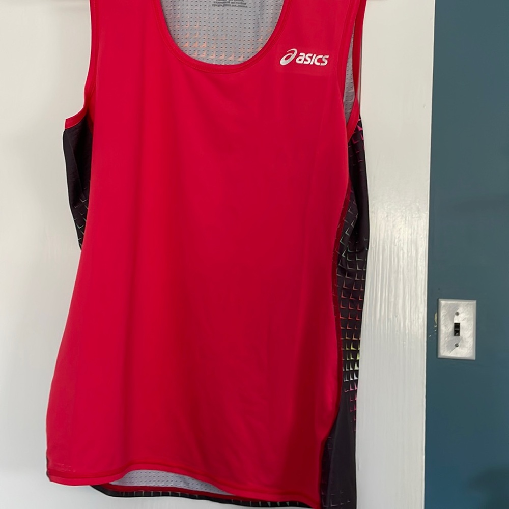 ASICS Size Medium, never worn, excellent condition, sleeveless ladies top